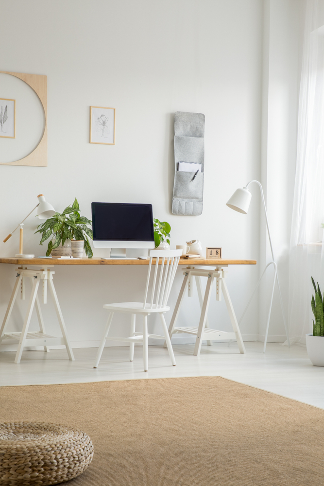 White,Chair,At,Desk,With,Desktop,Computer,In,Home,Office