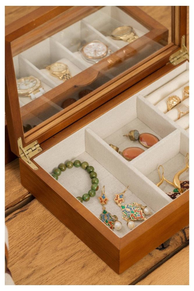 jewerly organizer trays Clever Small Bedroom Organization Ideas