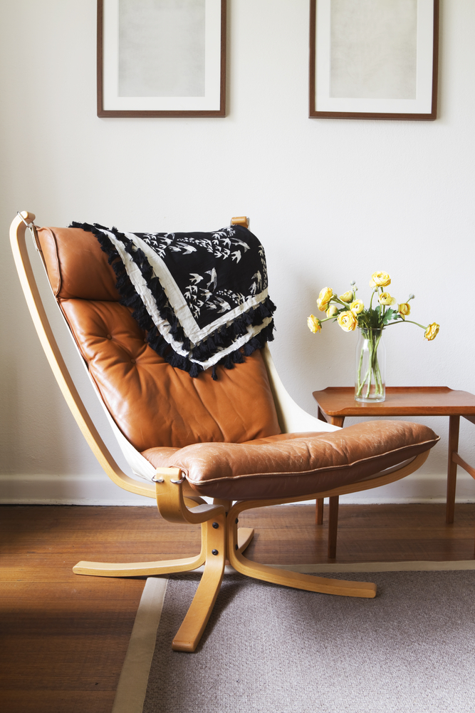 Vintage,Retro,Tan,Leather,Danish,Chair,And,Table,With,Vase
