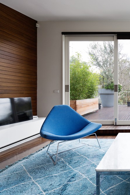 MID CENTURY MODERN LIVING ROOM ACCENT WALL