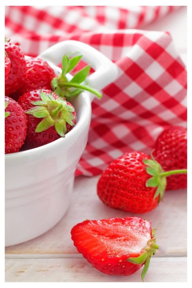 Red Gingham Accents strawberry kitchen decor ideas