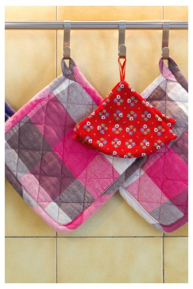 Strawberry Pot Holders and Oven Mitts strawberry kitchen decor ideas