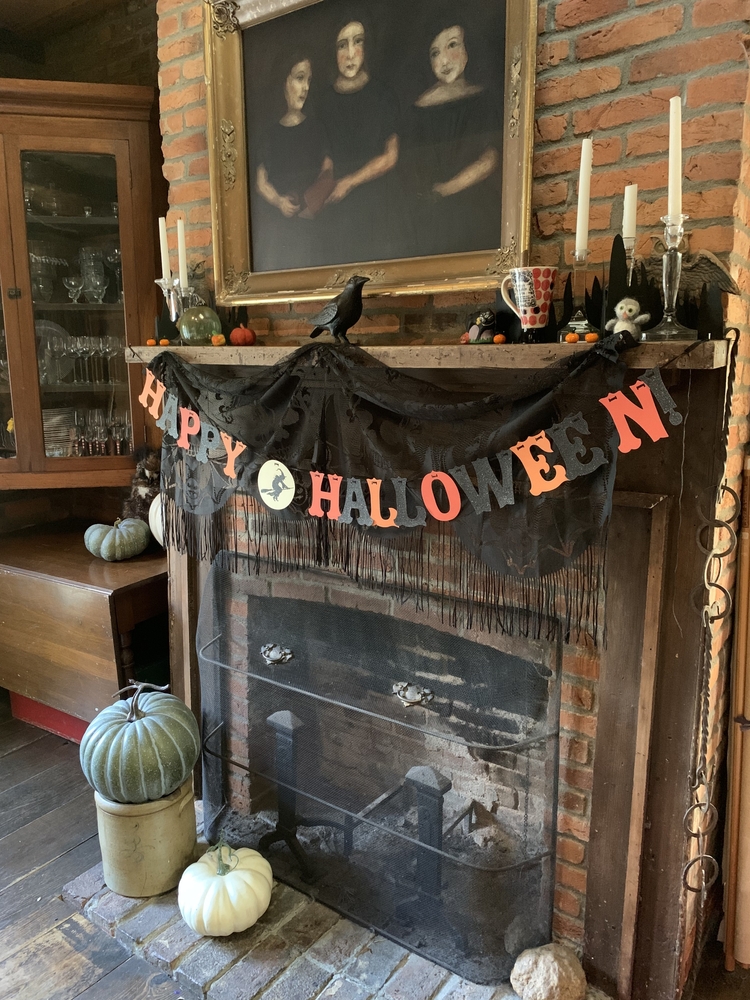 Festively,Decorated,Fireplace,With,A,"happy,Halloween",Banner,,Pumpkins,,Crows,